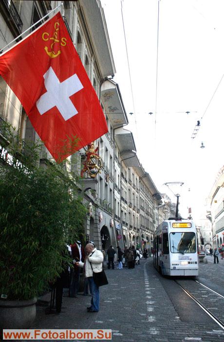 Белый крест на красном фоне – флаг Швейцарии 