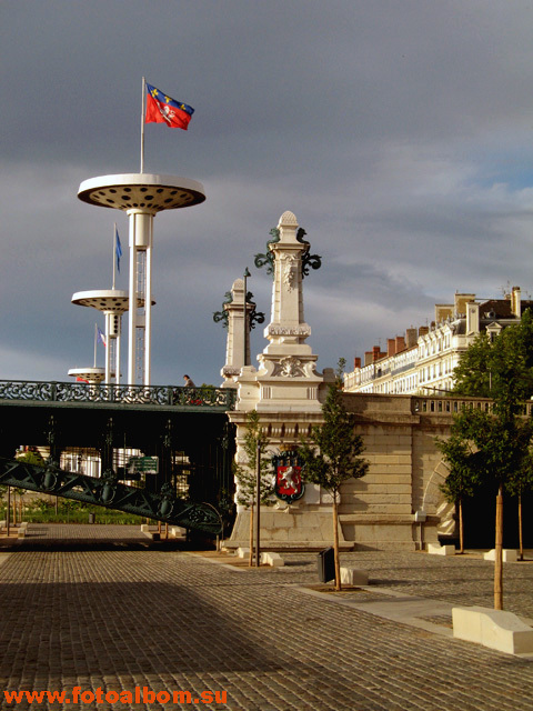 Мост, украшенный гербом и флагом Лиона