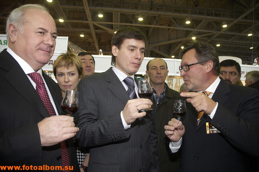 Почётные гости фестиваля первыми проводят дегустацию вин лучших российских