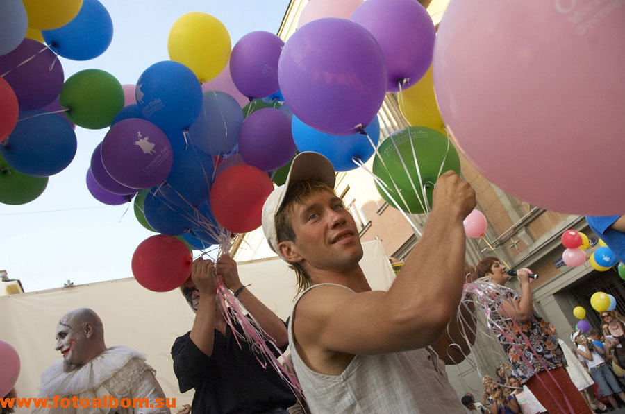 В конце праздника всем гостям раздали воздушные шарики, которые потом дружно