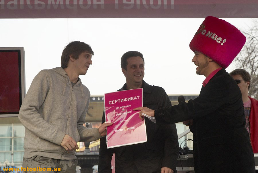 вручение сертификата на поездку в Амстердам победителю конкурса «Отжабь изделие»
