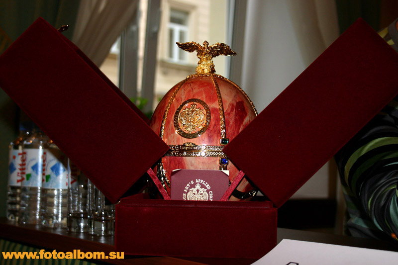 Яйцо Фаберже с водкой внутри – подарок от администрации гостиницы.