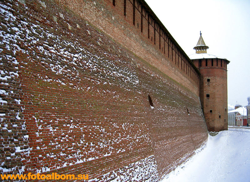 Кремлевская стена (налево от ворот)