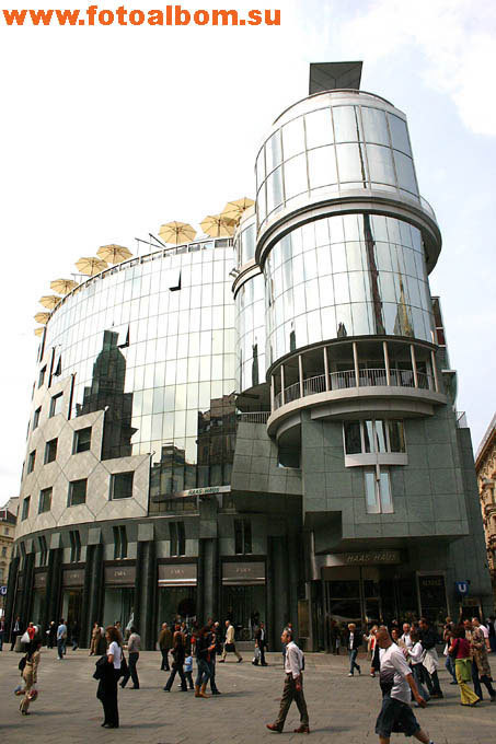 Постмодернистское стеклянное здание коммерческого центра Хаас-Хаус