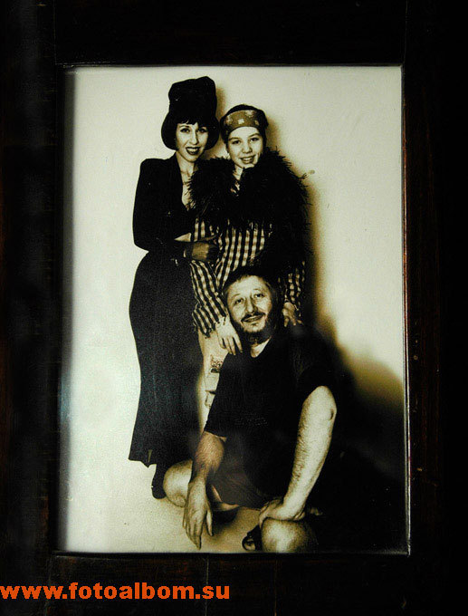 Семейное фото: Мама, папа и их американская дочь
