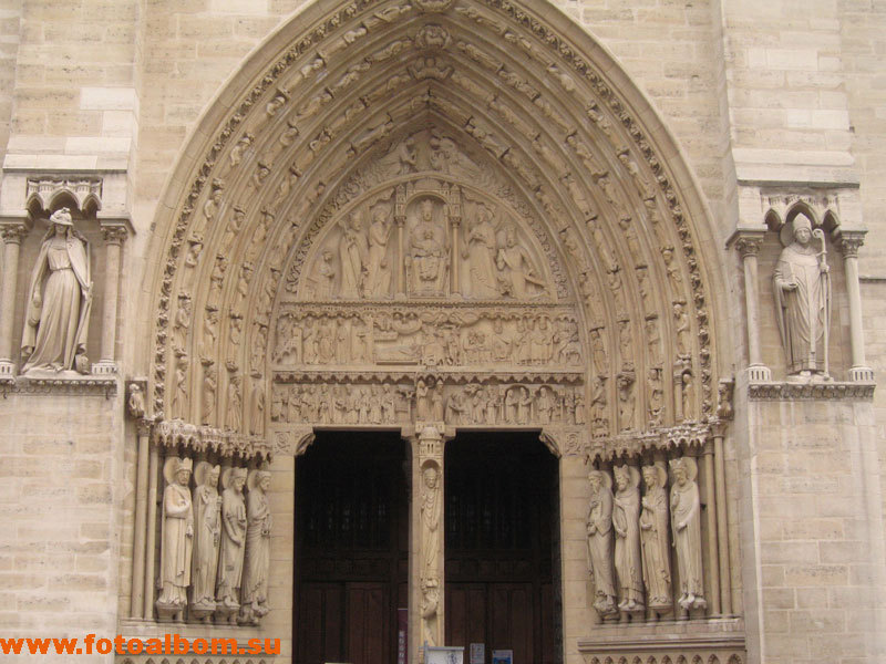 Одна из парадных дверей собора