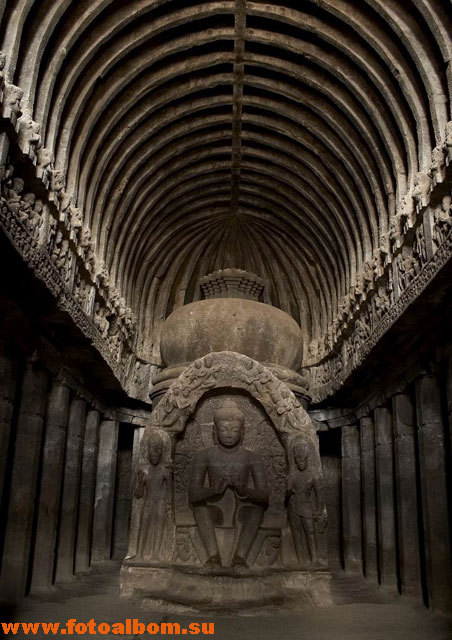 Главный зал одной из буддистских пещер. Высота сидящего Будды около 3-4 метров