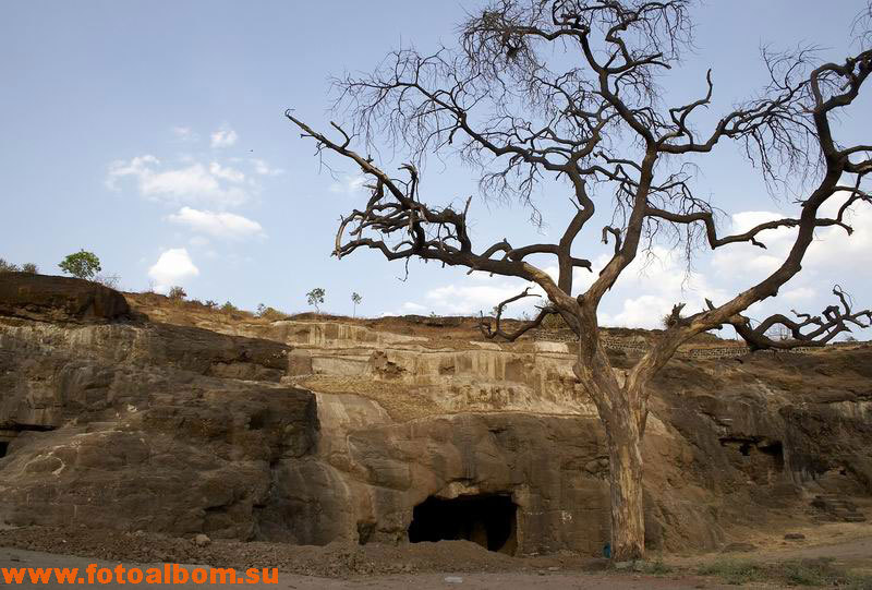 А некоторые пещеры представляют собой просто дыры в скалах 