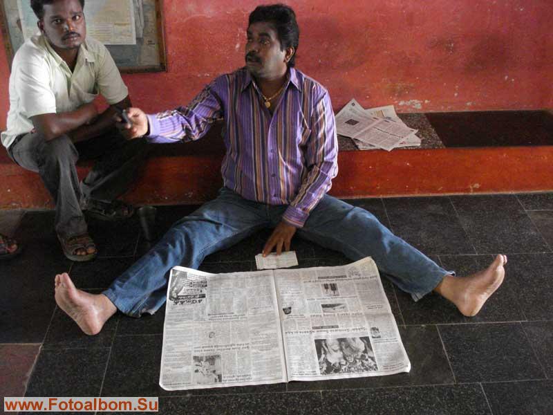 Каждое утро хозяин гаст-хауза в Мамалопураме сидел, вот так на входе, читая