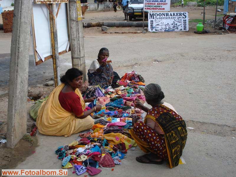 женщины, торгующие какими-то мешочками на улицах