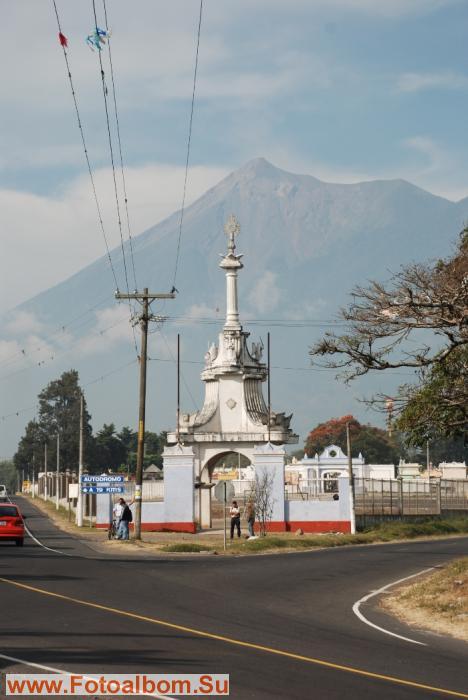 На территории Гватемалы 33 вулкана, многие из которых действующие, вследствие