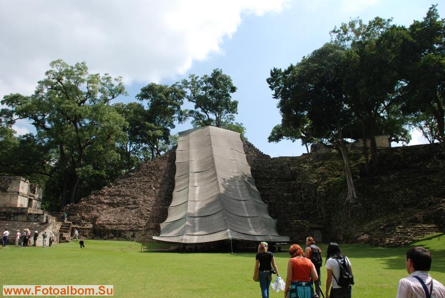 Недалеко от площадки в юго-восточной части Гран-Плазы находится пирамида XXVI,