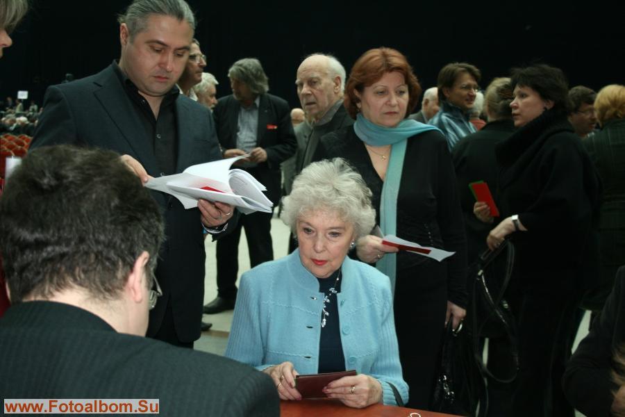 Регистрацию проходит народная артистка СССР,  лауреат двух сталинских премий