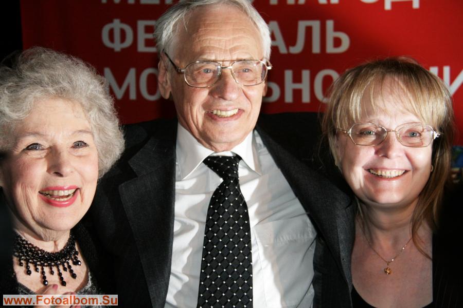 Слева направо – народная артистка СССР, актриса  В.Васильева, народный артист