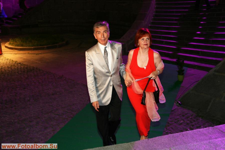 Телеведущий Юрий Николаев с женой