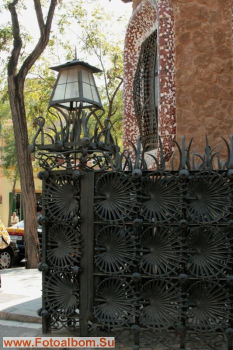 Главный вход представляет собой красивые ворота из кованого железа