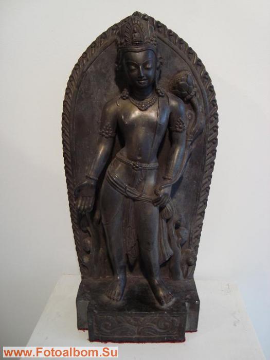 Будда Майтрея - Будда Грядущего. Всегда изображается стоящим на двух ногах