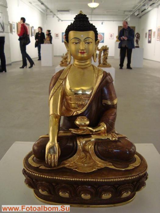 Будда Шакьямуни - всегда изображается молодым отшельником, с чашей в левой руке 