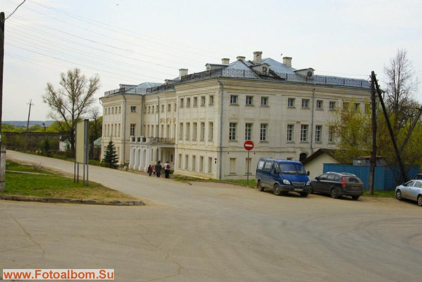 Были сооружены огромный трехэтажный барский дом, Две усадьбы Калужск…
