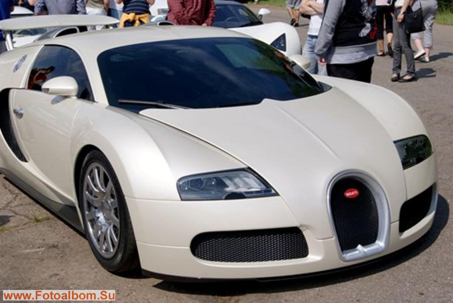 Самый дорогой серийный автомобиль в мире - Bugatti Veyron.