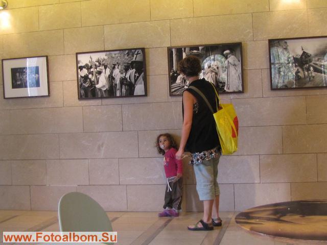 Выставка фотографий в здании синематеки