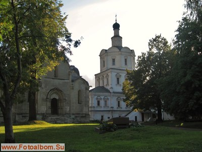 Сохранившиеся надгробия монастыря - фото 34748