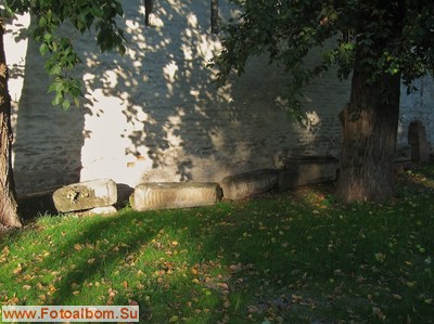 Сохранившиеся надгробия монастыря - фото 34749
