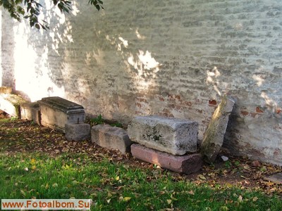 Сохранившиеся надгробия монастыря - фото 34751