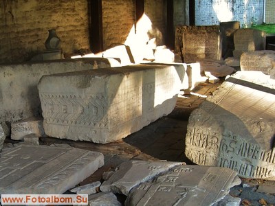 Сохранившиеся надгробия монастыря - фото 34752