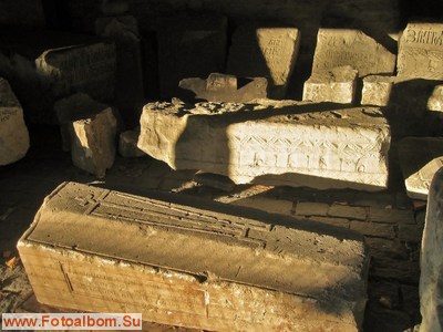 Сохранившиеся надгробия монастыря - фото 34754