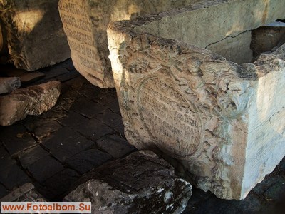 Сохранившиеся надгробия монастыря - фото 34760
