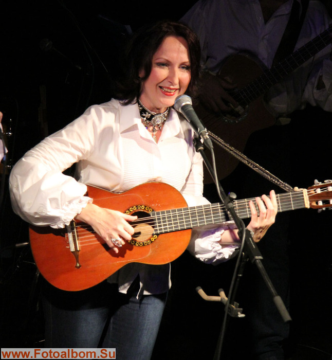 Мария Москаленко (вокал, гитара)