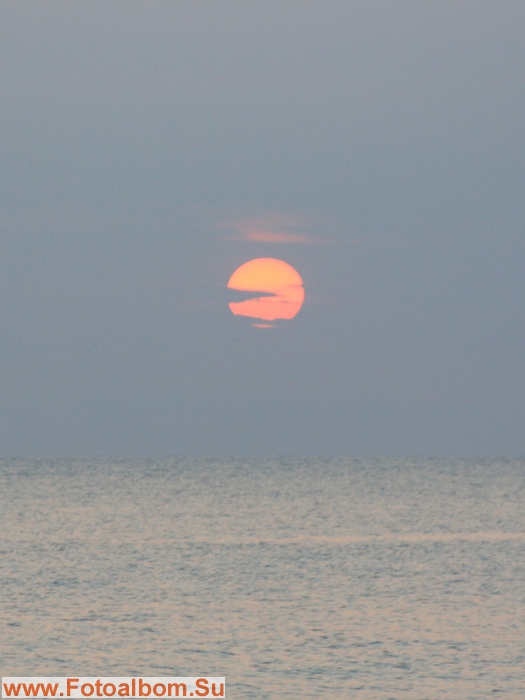 Джимбаран, во время заката многие приезжают на берег проводить Солнце....